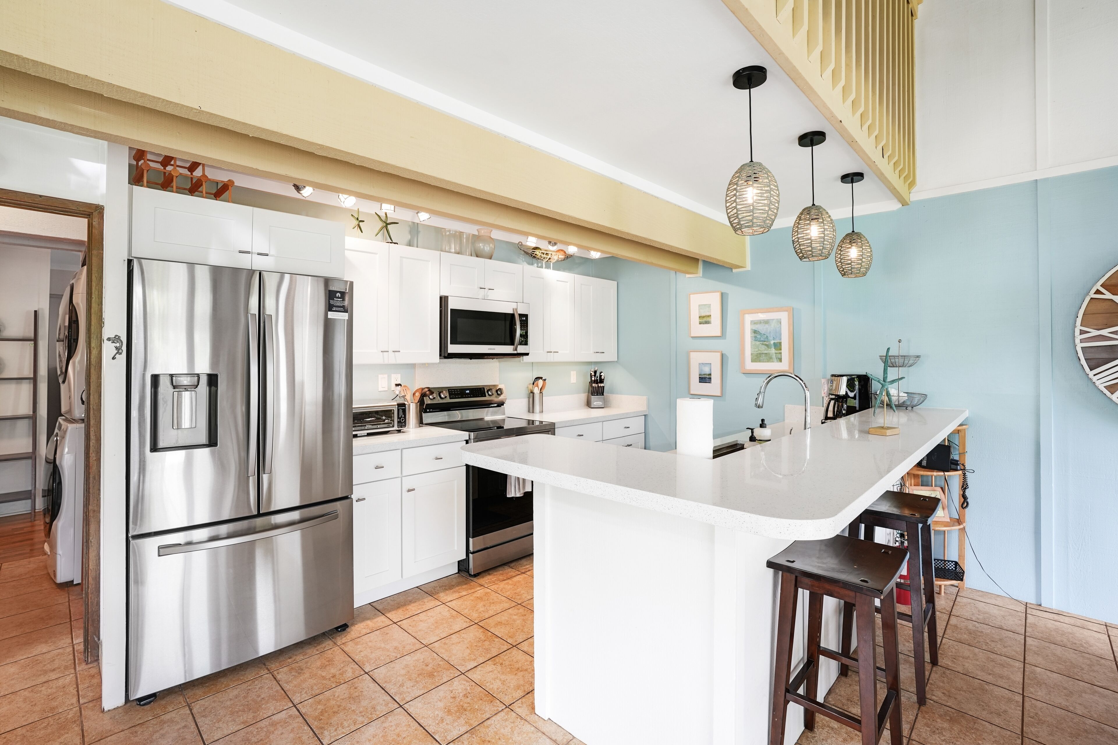 Réfrigérateur, micro-ondes, four, plaque de cuisson