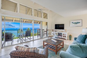 TV - Oceanfront condo with loft, WiFi, shared pool & hot tub, balcony (Princeville)