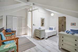 1 bedroom, iron/ironing board, internet, bed sheets - Oceanfront condo with loft, WiFi, shared pool & hot tub, balcony (Princeville)