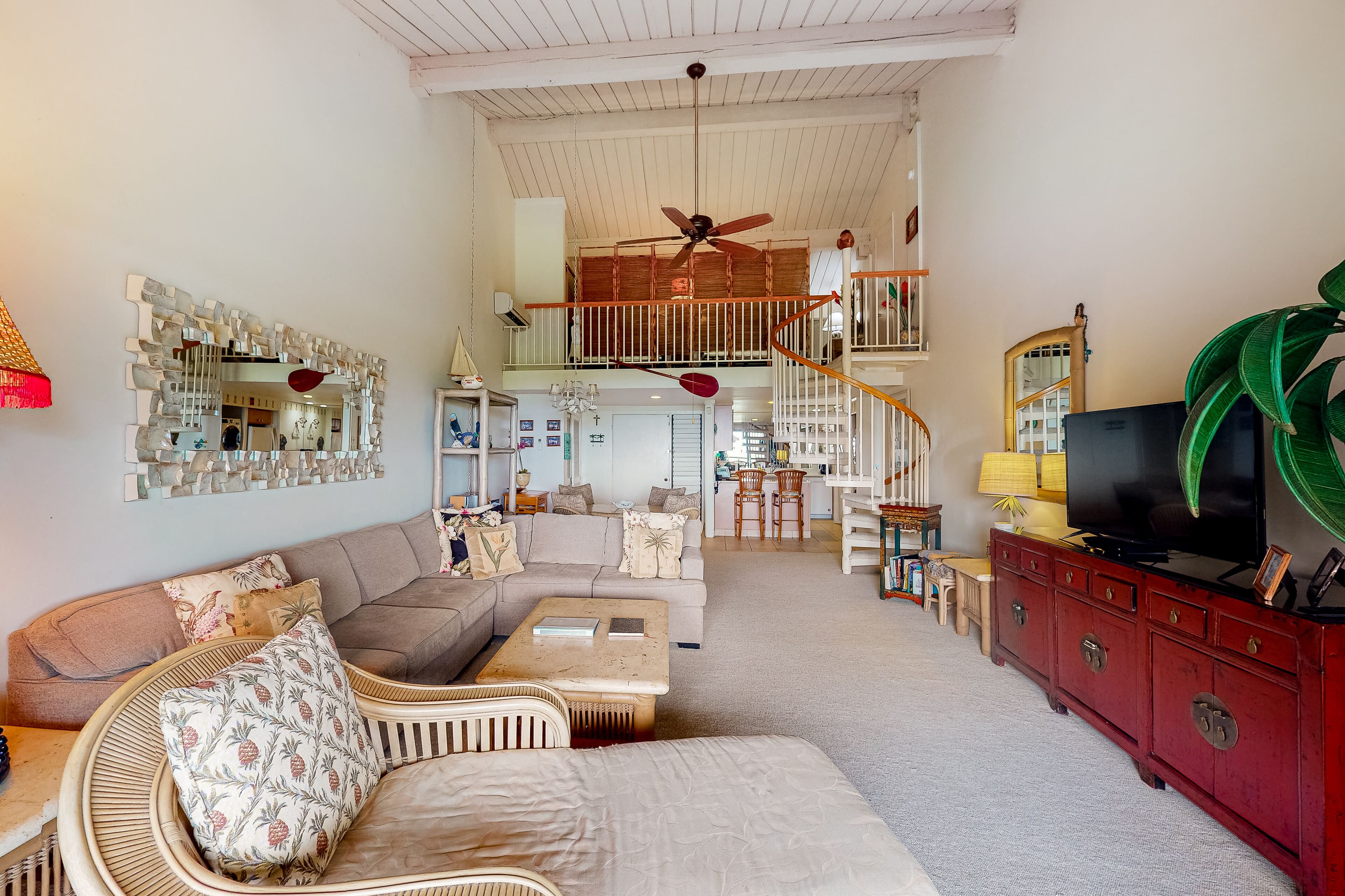 Two-level condo with ocean/Bali Hai views, 2 lanais, AC, pools & tennis courts