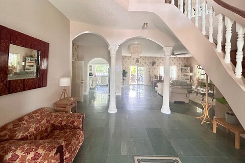 5 Bed Villa Sleeps 14 - Private Pool - Smart TVs