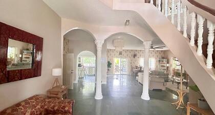 5 Bed Villa Sleeps 14 - Private Pool - Smart TVs