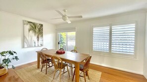 Dining - Swell Jervis Bay -350m walk to the pristine sands of Collingwood Beach (Vincentia)
