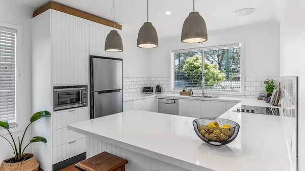 Fridge, microwave, stovetop, dishwasher