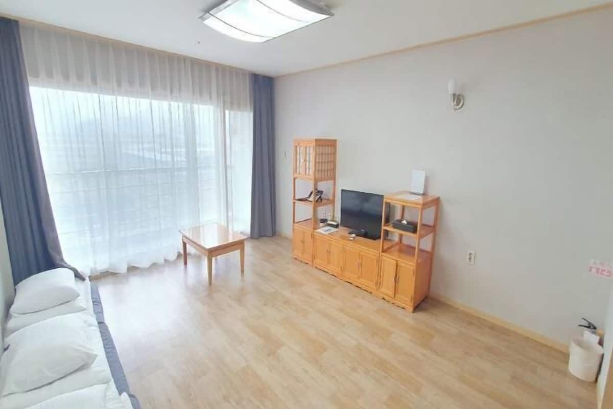 Living area | 32-inch flat-screen TV with cable channels, TV