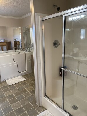 Ensemble douche/baignoire, baignoire à jets, sèche-cheveux