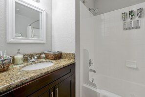 Douche, articles de toilette gratuits, sèche-cheveux