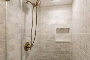 Regadera, amenidades de baño gratuitas, secadora de cabello, toallas 