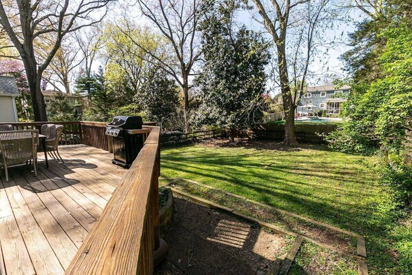Outdoor dining - Walk to Navy stadium and restaurants from Captain’s Crossing Cape with Private deck and backyard (Annapolis)