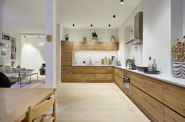 Fridge, oven, stovetop, dishwasher