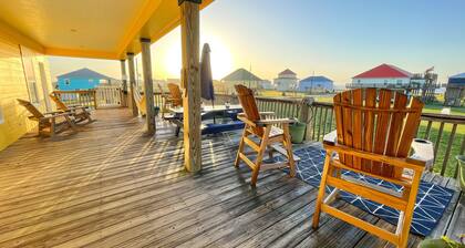 Warm Crystal Beach Winter Getaway with Hot Tub, Fire Pit and Steps to the Gulf