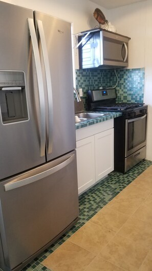 Réfrigérateur, micro-ondes, four, plaque de cuisson