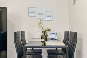 Dining - "The Gateway Studio" Private minimalist escape in the heart of Tampa (Tampa)