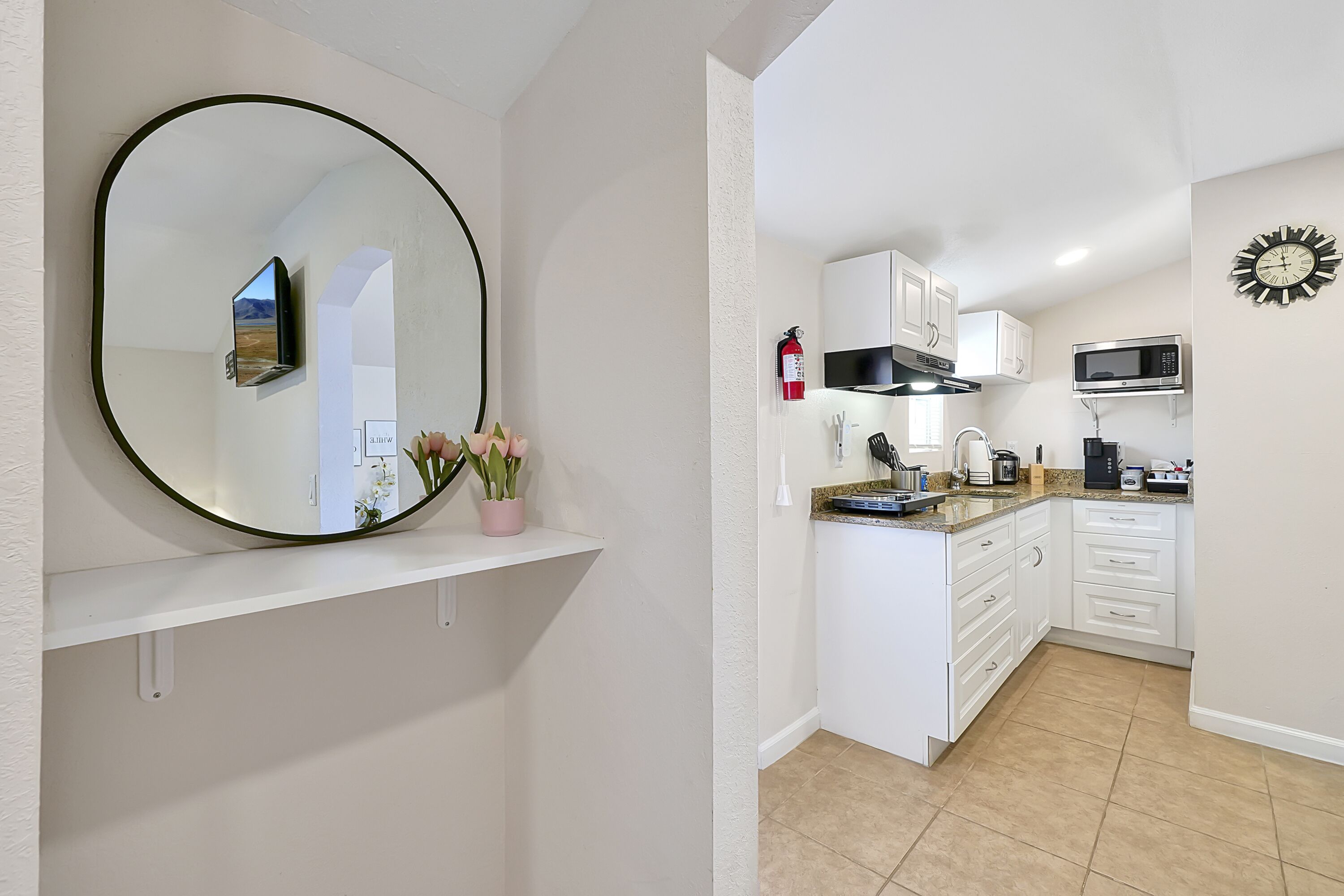 Refrigerador, microondas, cafetera/tetera, utensilios de cocina