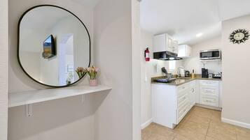 Refrigerador, microondas, cafetera/tetera, utensilios de cocina