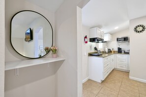 Fridge, microwave, coffee/tea maker, cookware/dishes/utensils - "The Gateway Studio" Private minimalist escape in the heart of Tampa (Tampa)