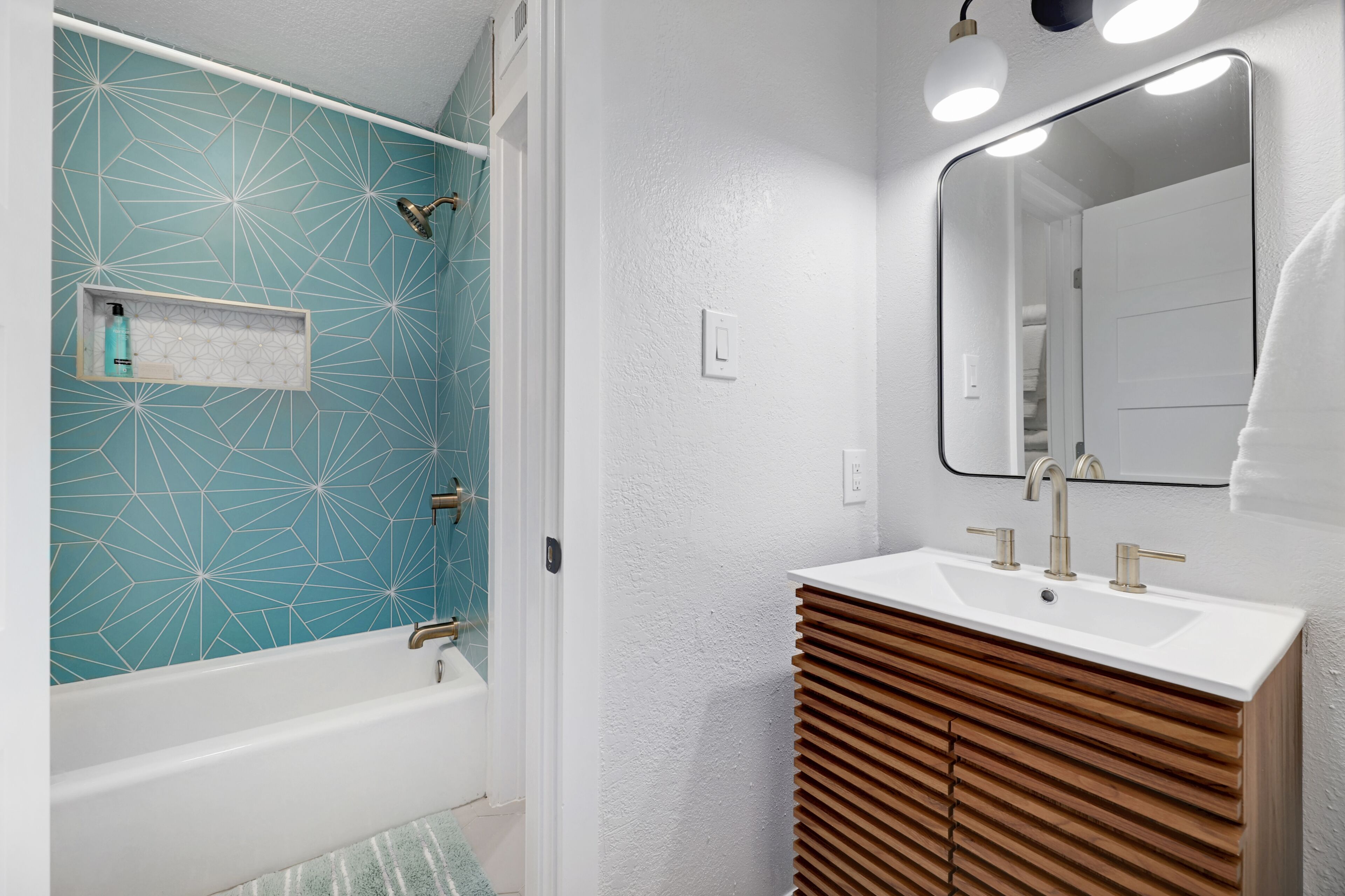 NEW Listing- Beautiful 3BR. Central. 2 miles from Q2 Stadium, Domain, more!