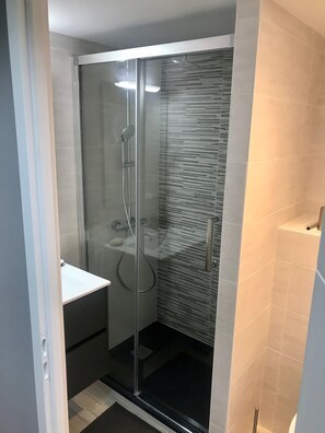 Shower, hair dryer, towels, toilet paper - Sweet awakening - facing the beach (Arzon)
