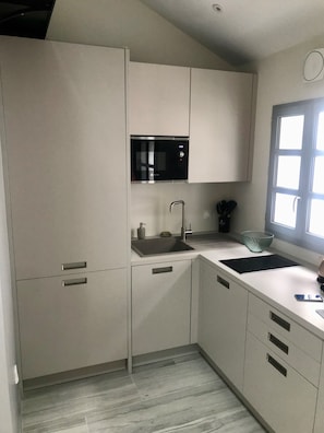 KĂŒhlschrank, Mikrowelle, Ofen, Herdplatte
