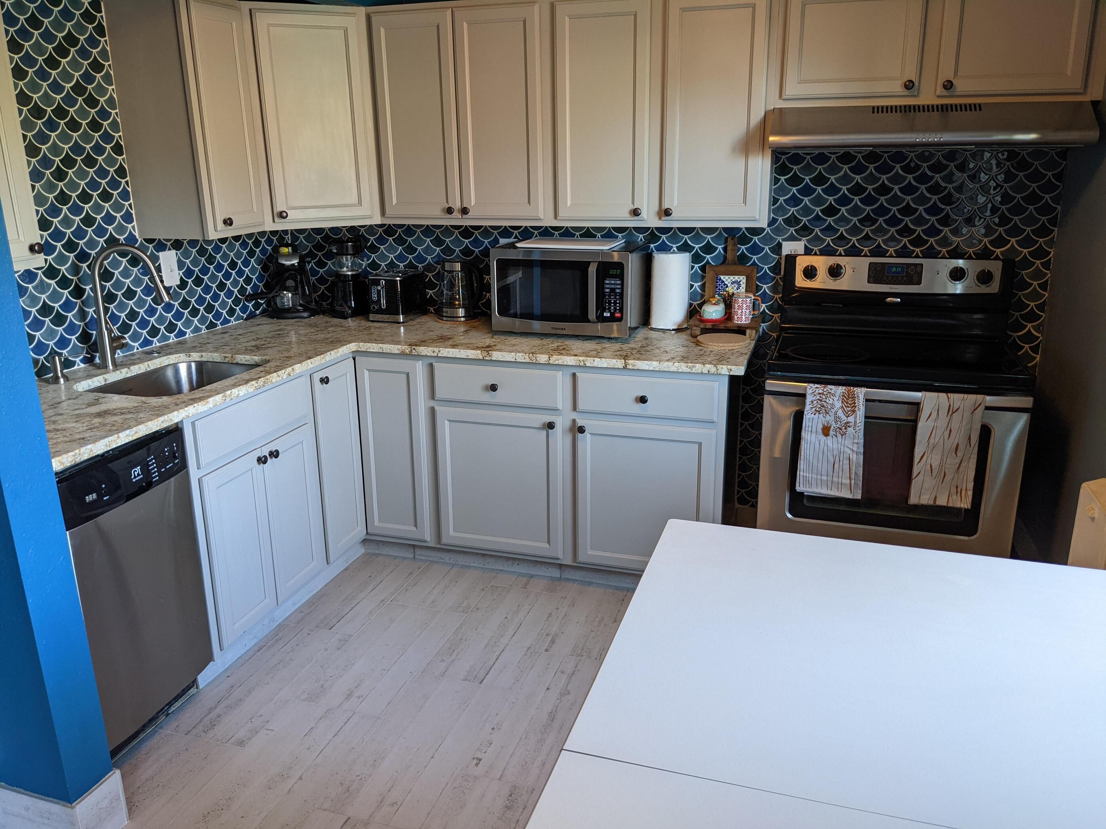 Private 2 Bed Suite w/ Full Kitchen & Hot Tub