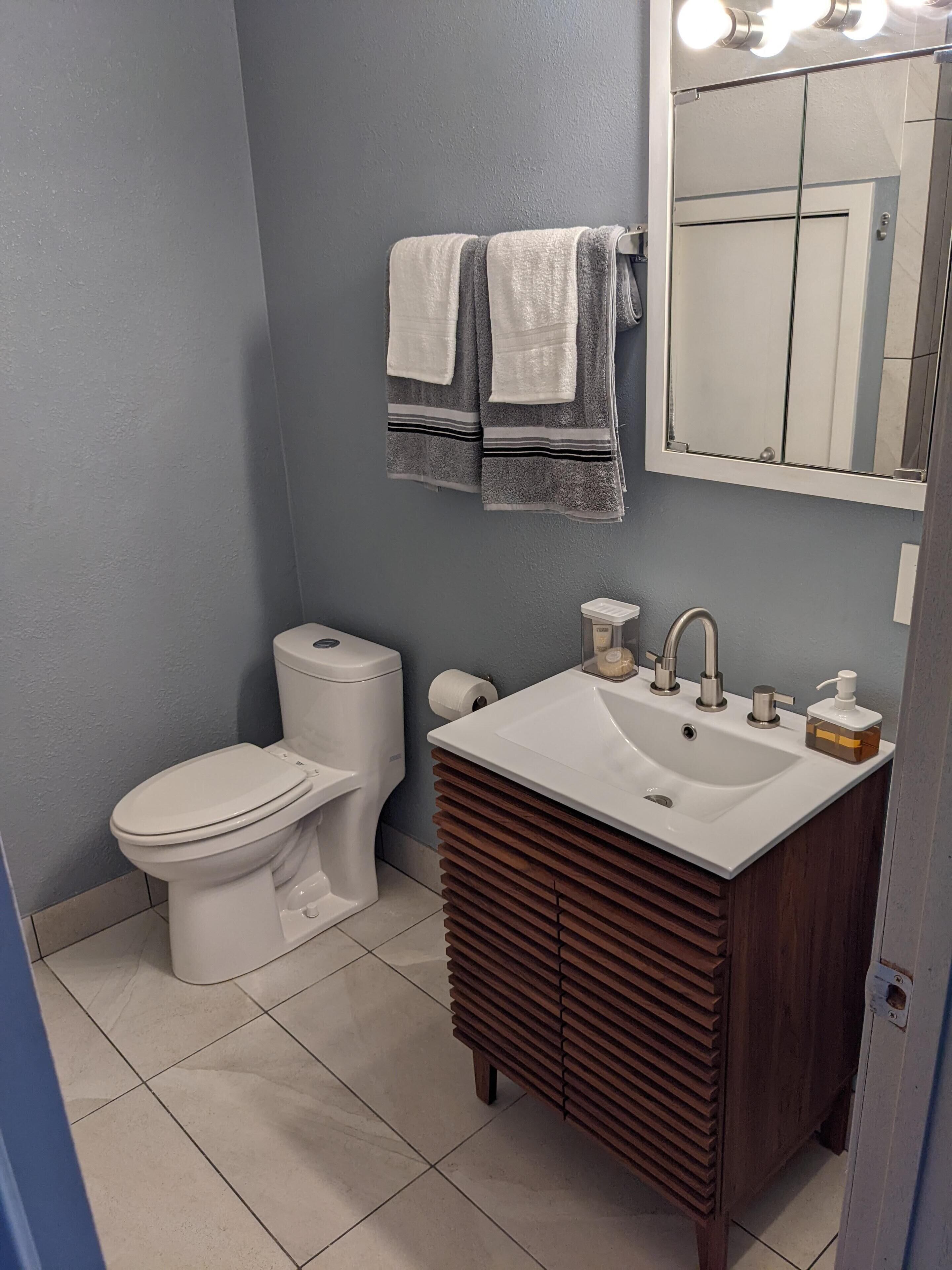 Private 2 Bed Suite w/ Full Kitchen & Hot Tub