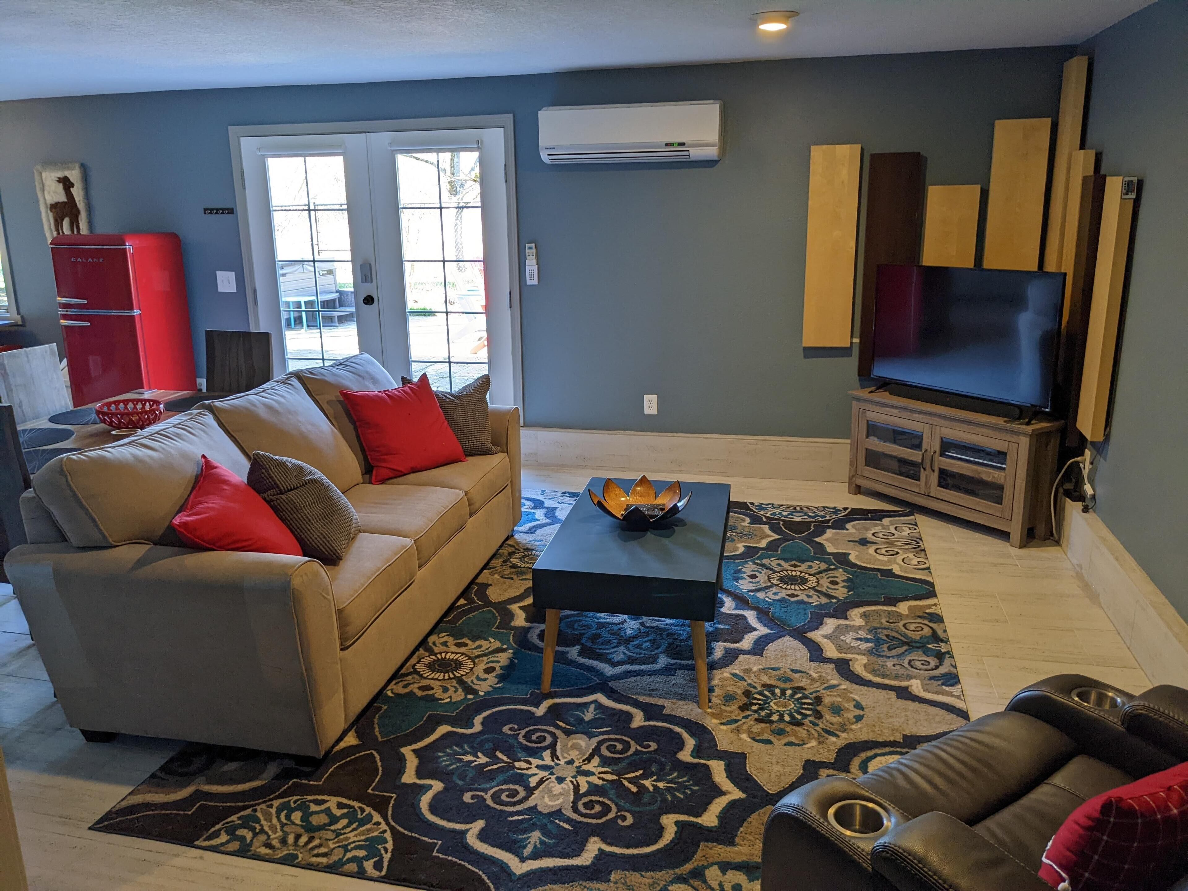 Private 2 Bed Suite w/ Full Kitchen & Hot Tub