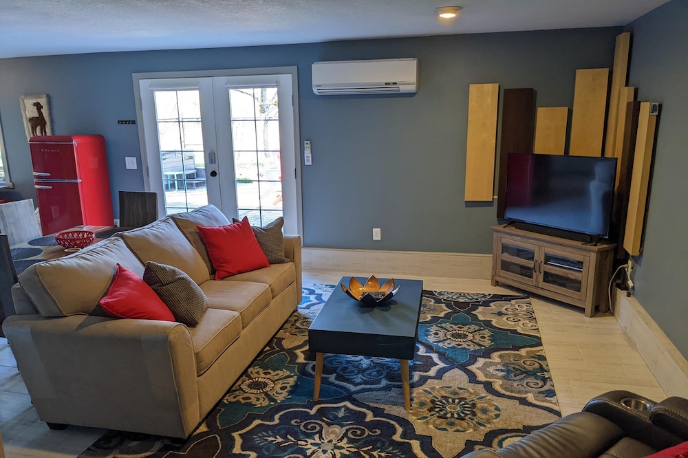 Private 2 Bed Suite w/ Full Kitchen & Hot Tub
