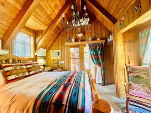 2 makuuhuonetta, työpöytä, ilmainen Wi-Fi, vuodevaatteet