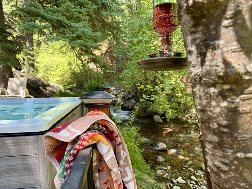 TimpCreek Cottage on the Stream • Sundance, Utah • Walk to ski lift • Hot tub • Grill & picnic table