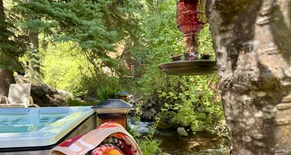 TimpCreek Cottage on the Stream • Sundance, Utah • Walk to ski lift • Hot tub • Grill & picnic table