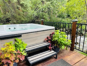 Outdoor spa tub