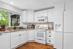 雪櫃、微波爐、焗爐、爐具