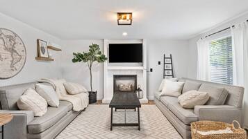 Fernseher, Kamin, Tischfußball, Tischtennisplatte