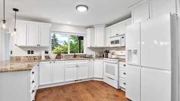 Geladeira, micro-ondas, fogão, cooktop