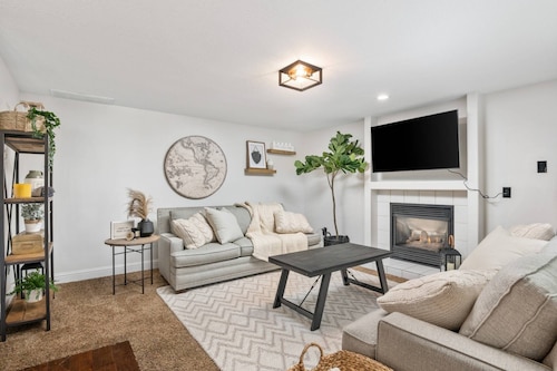 Sensationally Furnished *Hot Tub*, Pet Friendly, Game Room w/ Ping Pong, Foosball, Darts, Etc