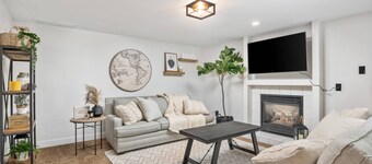 Sensationally Furnished *Hot Tub*, Pet Friendly, Game Room w/ Ping Pong, Foosball, Darts, Etc