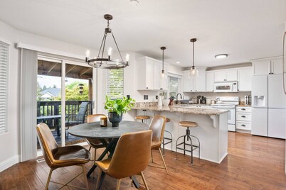 Sensationally Furnished *Hot Tub*, Pet Friendly, Game Room w/ Ping Pong, Foosball, Darts, Etc