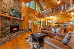 Smart TV, chimenea y libros