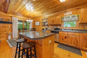 Fridge, microwave, oven, stovetop - *Muses Lodge*$Views|Ellijay|Relax|Fire Pit|Hot Tub (Ellijay)