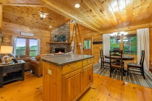 Smart TV, chimenea, libros