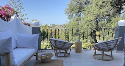 Las Pérgolas, beautiful house with gorgeous views, shared pool and tennis court