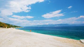 Playa en los alrededores, camastros y toallas de playa