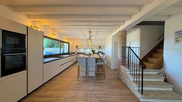 Een koelkast, een microgolfoven, een oven, een kookplaat