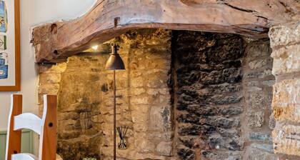 Beautifully presented dog friendly holiday cottage in the Cotswolds with a courtyard garden - Heath