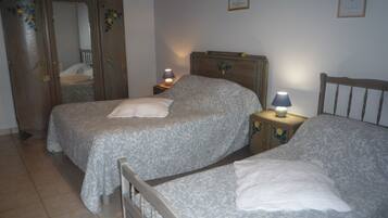 3 soverom, strykejern/-brett og reiseseng for barn