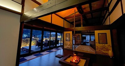 A house with a hearth surrounded by Mt. Fuji and Yatsugatake.