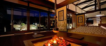 A house with a hearth surrounded by Mt. Fuji and Yatsugatake.