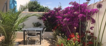 Comfortable apartment with courtyard close to the center and beach.