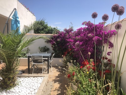 Comfortable apartment with courtyard close to the center and beach.