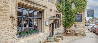 The Staircase -  luxury dog friendly home in Stow on the Wold